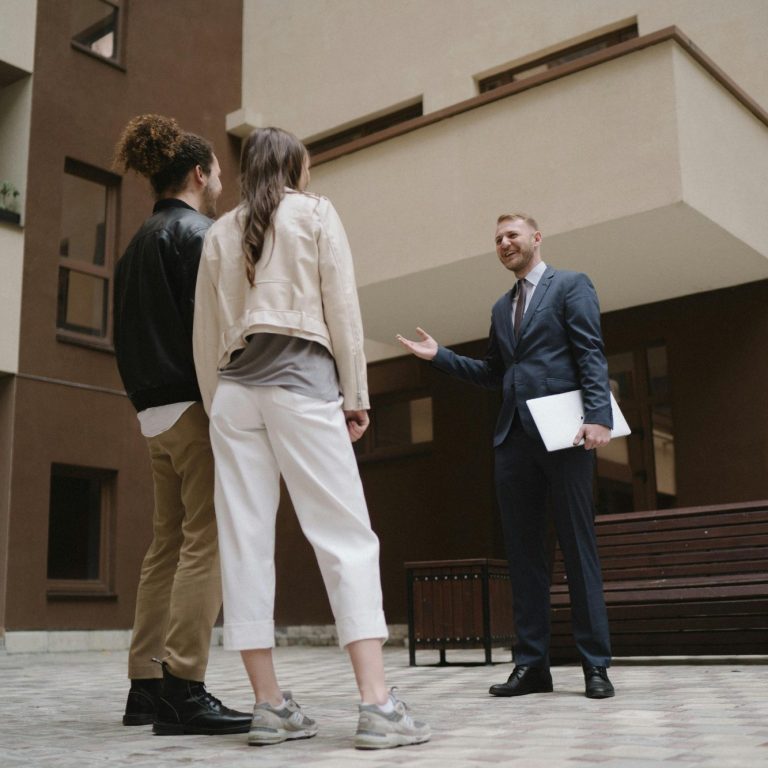 Immobilienmakler von Krikau Immobilien bei der Wohnungsbesichtigung mit Interessenten in Biberach