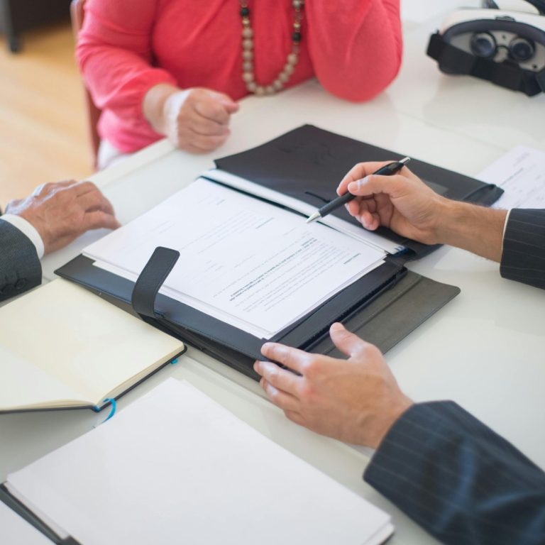 Beratungsgespräch zwischen Immobilienmakler und Kunden bei Krikau Immobilien