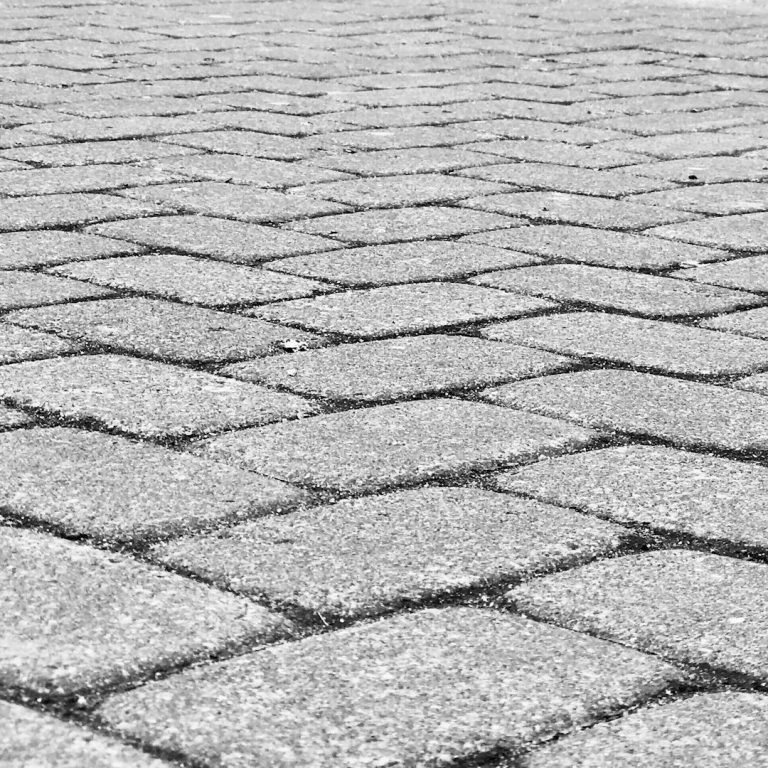 Wohnungsbesichtigung – persönliche Betreuung durch Krikau Immobilien Immobilienmakler von Krikau Immobilien bei der Wohnungsbesichtigung mit Interessenten in Biberach